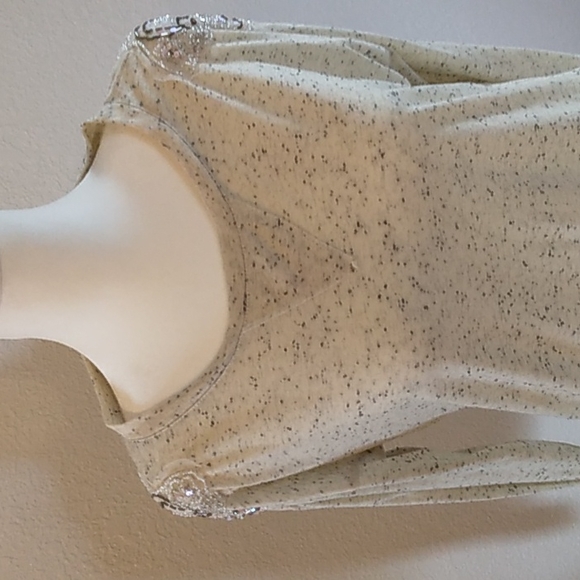 Eyeshadow long sleeve with beadwork on the shoulders - Picture 3 of 3